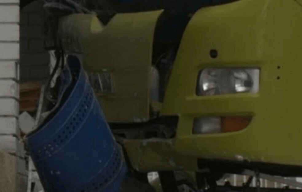 AUTOBUS ULETEO U KAFIĆ U CENTRU ŠAPCA: Izlog uništen, pukom srećom izbegnuta VEĆA TRAGEDIJA!